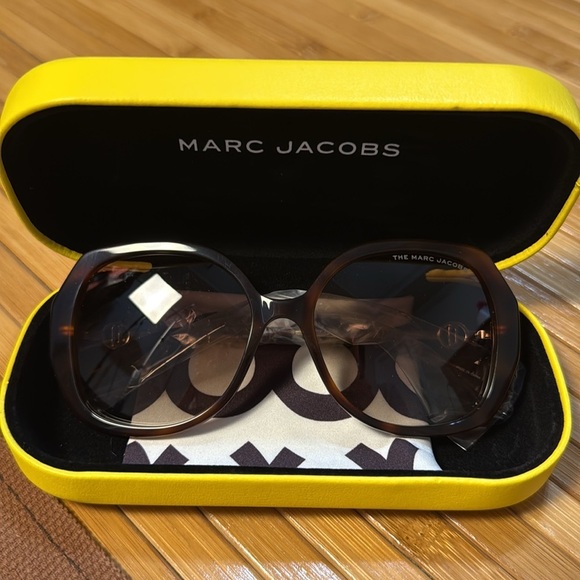NEW Marc Jacobs Sunglasses in Yellow Case - Picture 2 of 4